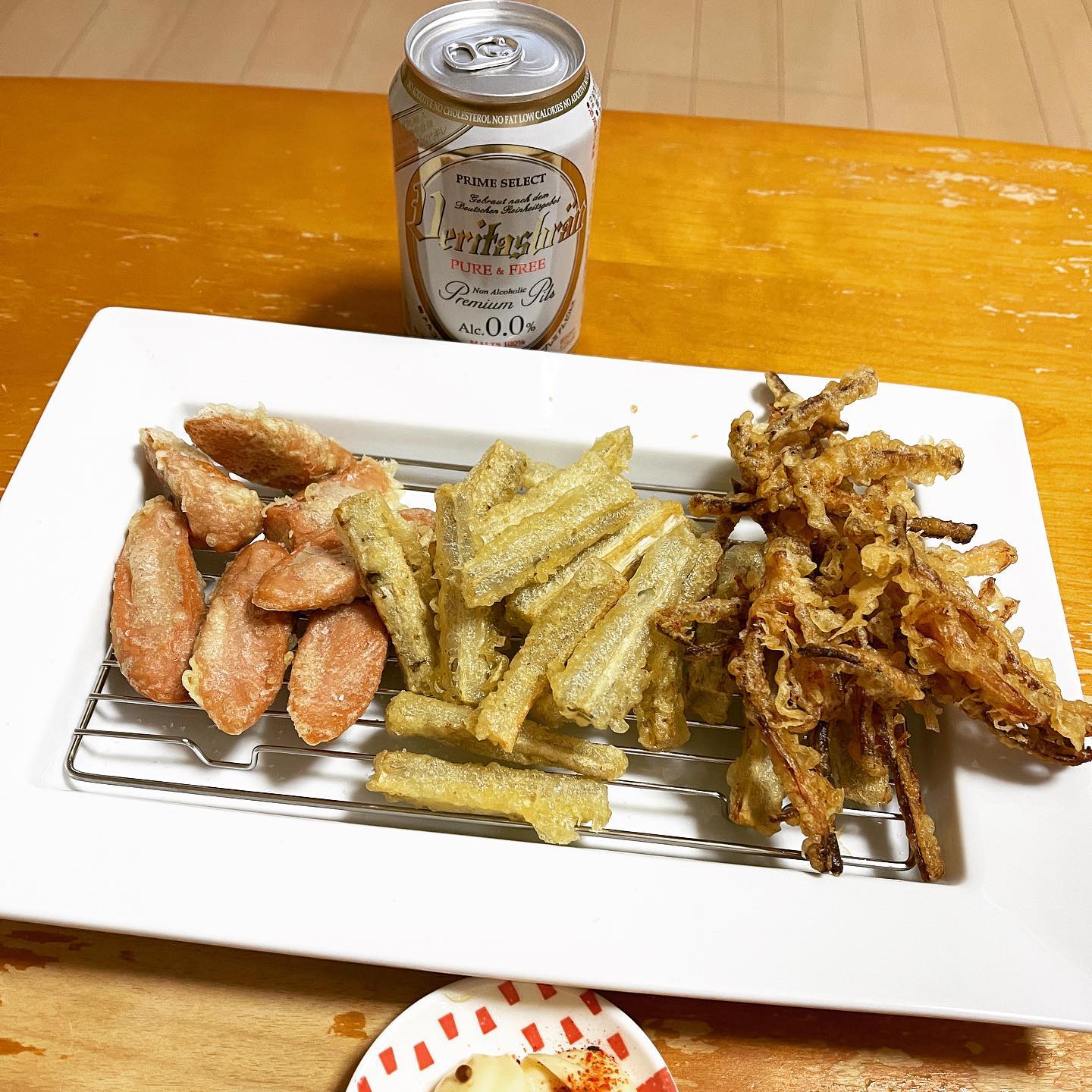 今夜は、関西の居酒屋メニューにあると聞きかじったさきイカの天ぷらを作ってみました。魚肉ソーセージとごぼうの天ぷらも。さきイカは、もっとやわらかいのを使ったほうが良かったかも。#さきイカの天ぷら #さきイカ #天ぷら #ノンアルコール #ノンアルコールビール #ヴェリタスブロイ #ごぼうの天ぷら #魚肉ソーセージ #魚肉ソーセージの天ぷら #糖質制限ダイエット #糖質制限レシピ #糖質制限 #糖質オフダイエット #糖質オフレシピ #糖質オフ #糖質off #糖質offアドバイザー #糖質offレシピ #手料理 #手料理グラム
